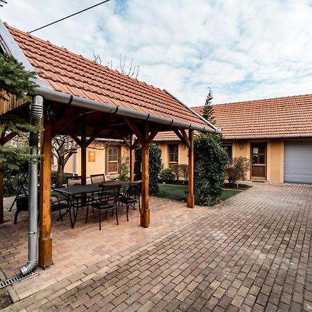 Estike Apartman Дьюла Екстер'єр фото