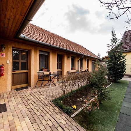 Estike Apartman Дьюла Екстер'єр фото