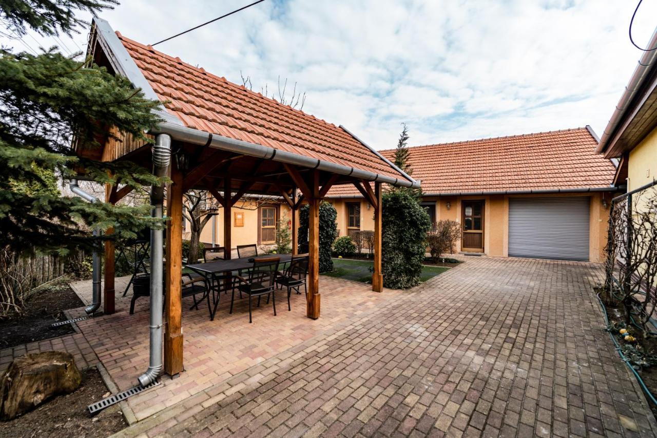 Estike Apartman Дьюла Екстер'єр фото