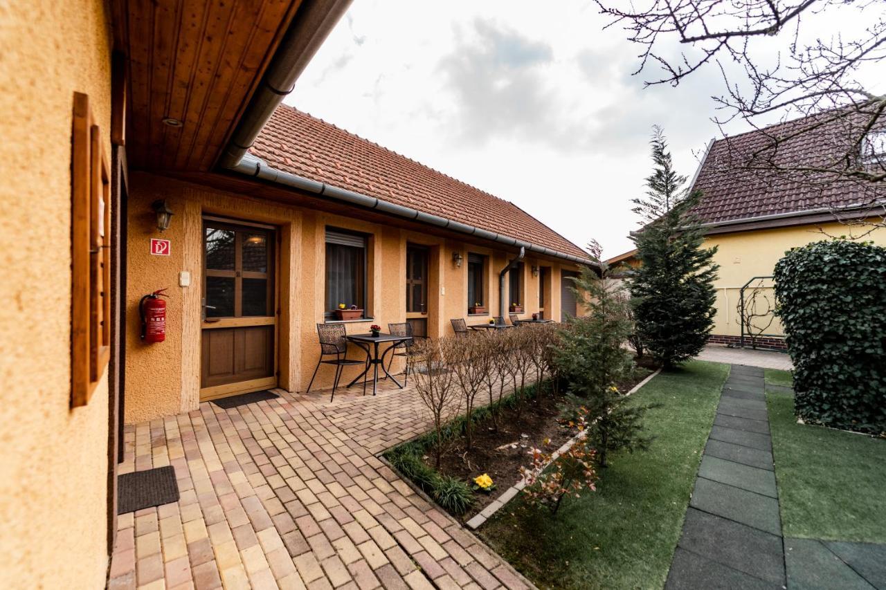 Estike Apartman Дьюла Екстер'єр фото