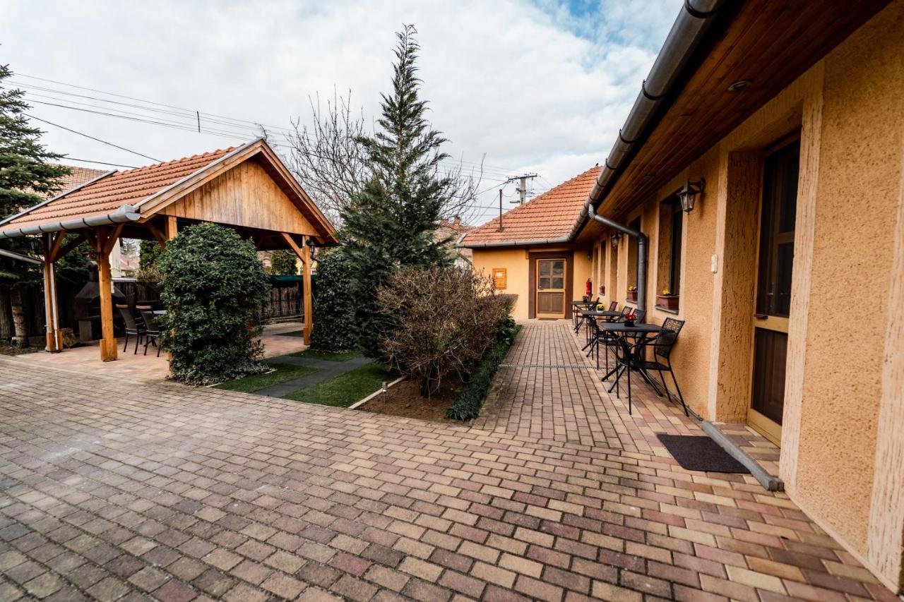 Estike Apartman Дьюла Екстер'єр фото