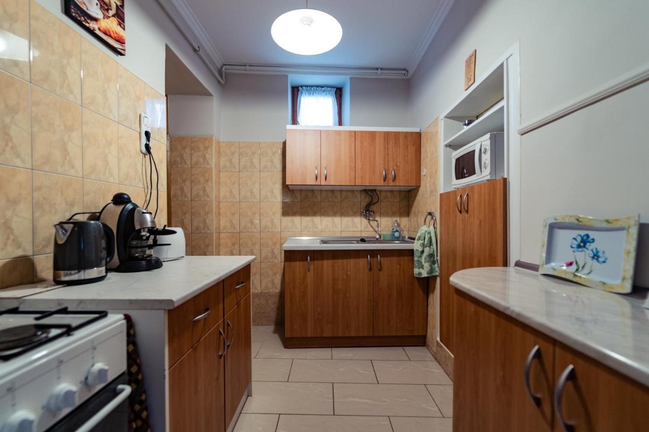 Estike Apartman Дьюла Екстер'єр фото
