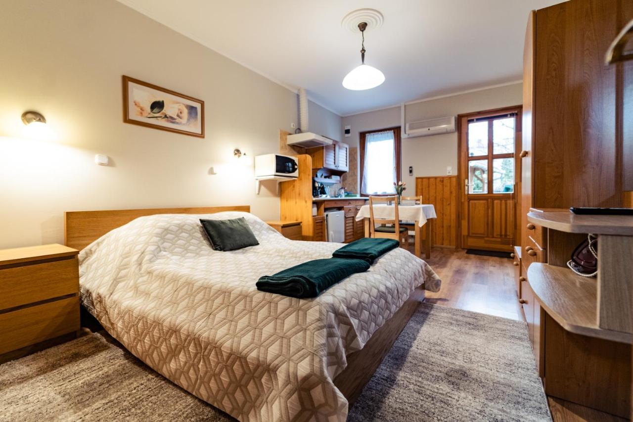 Estike Apartman Дьюла Екстер'єр фото