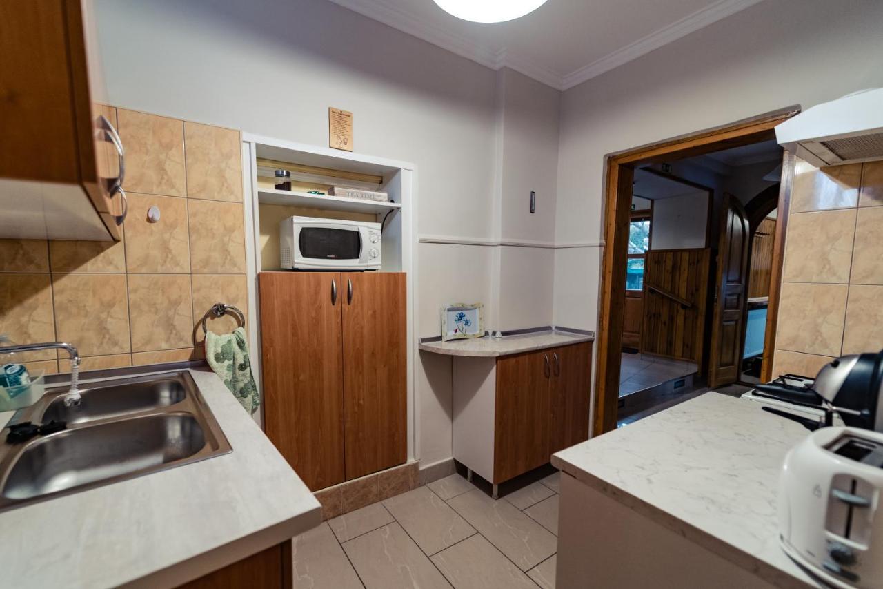 Estike Apartman Дьюла Екстер'єр фото