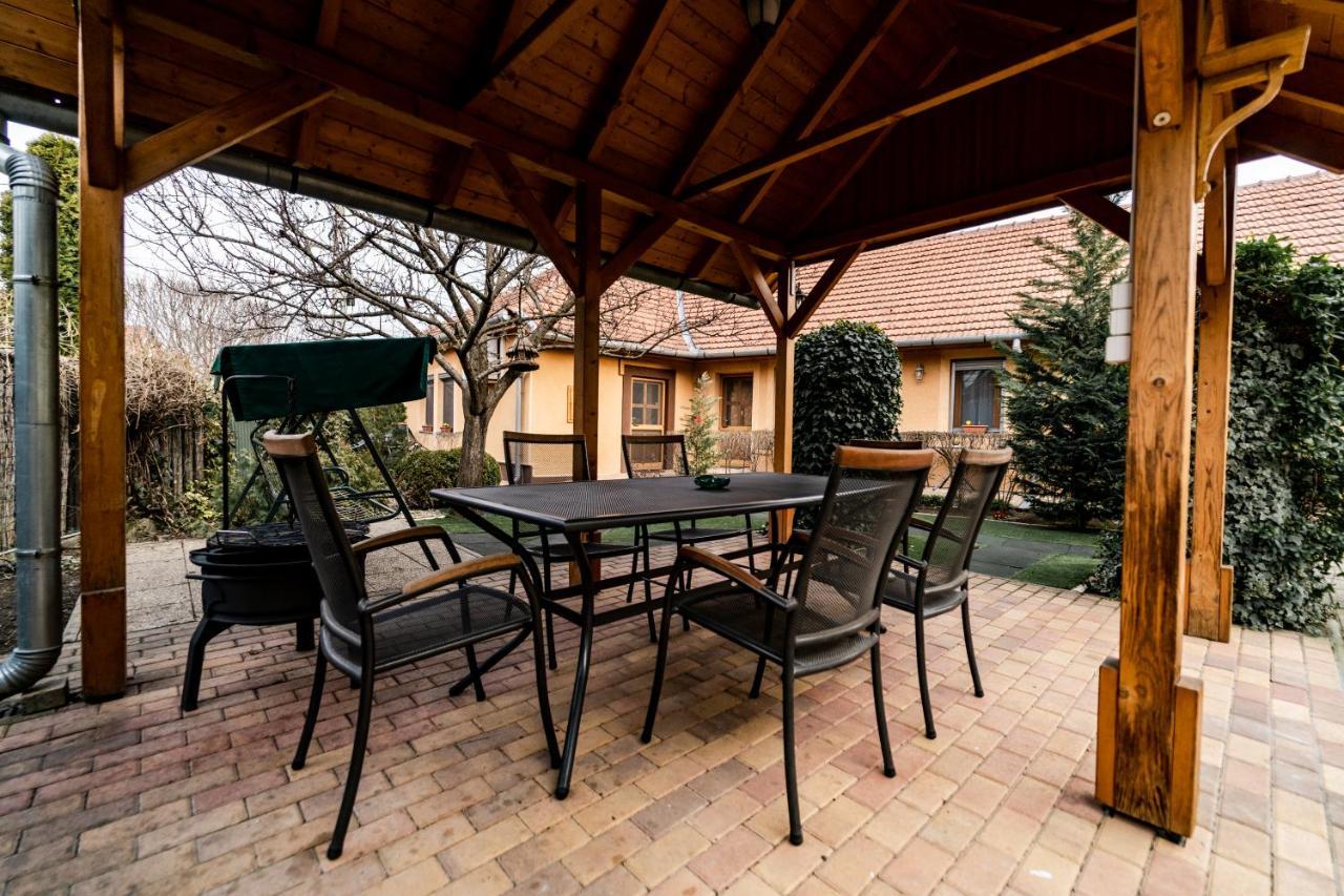 Estike Apartman Дьюла Екстер'єр фото
