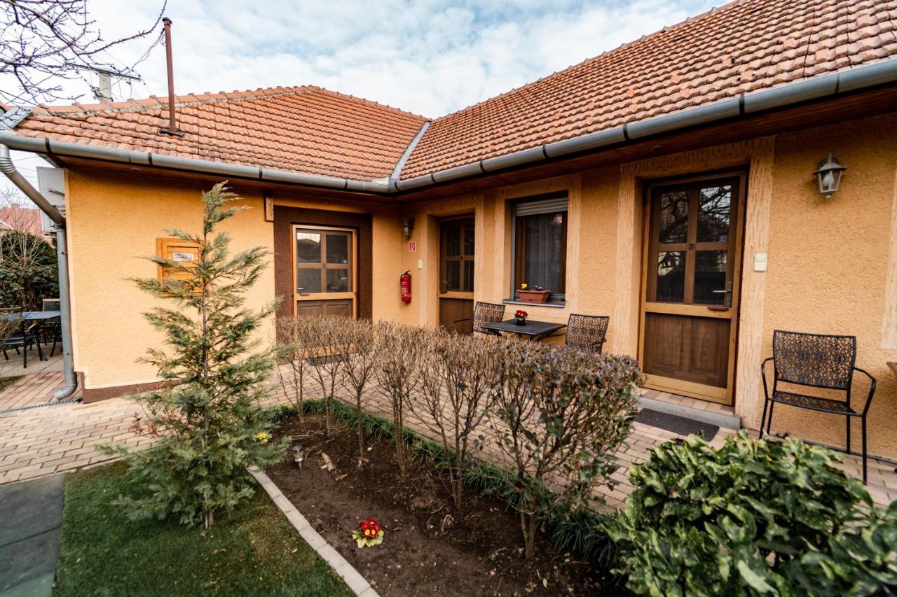 Estike Apartman Дьюла Екстер'єр фото